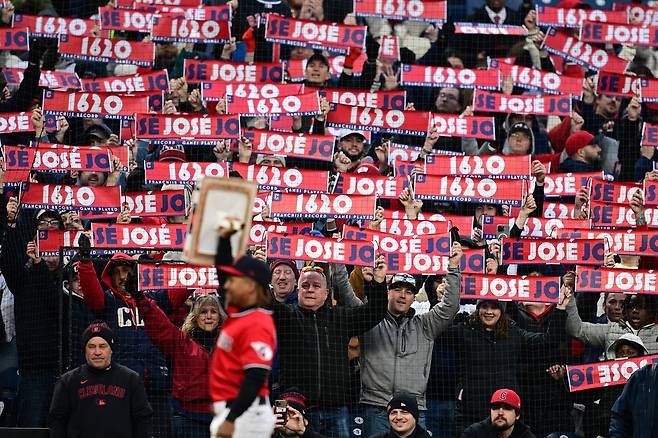 클리블랜드 팬들이 7일 미국 오하오이주 클리블랜드의 프로그레시브 필드에서 열린 캔자스시티 로열스와 2026 메이저리그 정규리그 홈경기에서 호세 라미레스가 클리블랜드 구단 역사상 최다 출장 기록을 수립하자 응원문구를 들어보이고 있다.  클리블랜드 | Imagn Images연합뉴스