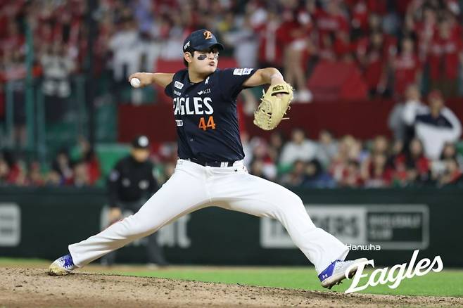 ▲ 지난해 10월 1일 당시 투구하는 김서현. 김서현은 야구 인생에서 가장 쓴맛을 봤다 ⓒ한화이글스