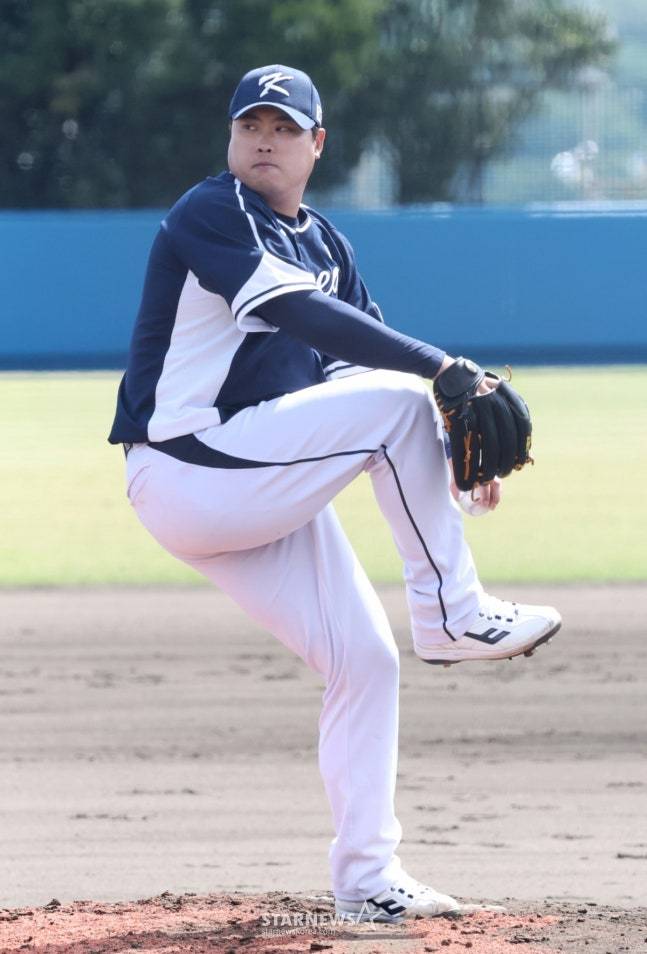 류현진이 대표팀 유니폼을 입고 투구하고 있다. /사진=김진경 대기자