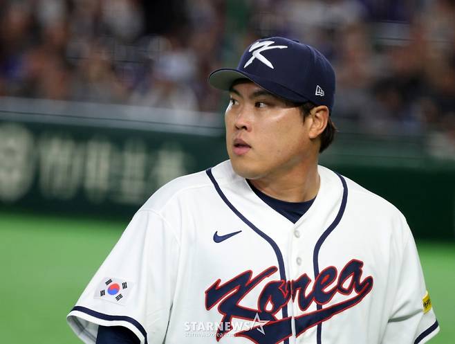 한국 선발투수 류현진이 8일 도쿄돔에서 열린 2026 WBC 도쿄POOL 대한민국과 대만 경기 2회초 수비에서 2사 1,2루 위기를 맞자 김광삼 투수코치가 마운드에 오르고 있다.  2026.03.08. /사진=강영조 선임기자