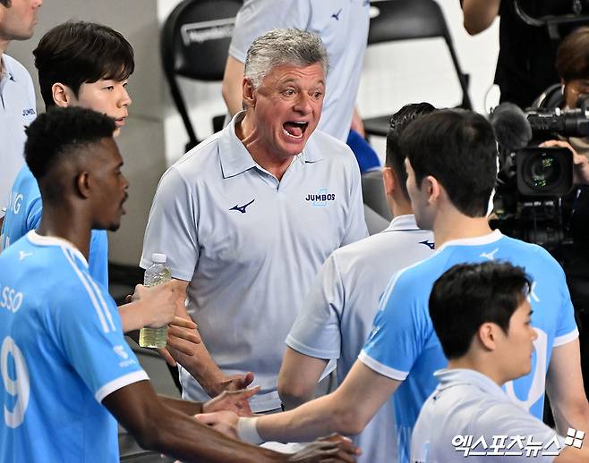 헤난 달 조토 감독이 이끄는 대한항공이 6일 천안 유관순 체육관에서 열린 진에어 2025-2026 V리그 남자부 챔피언 결정전(5전 3승제, 대한항공 2승) 3차전에서 현대캐피탈에&nbsp;세트 스코어 0-3으로 패배, 우승 도전이 오는 8일 4차전까지 이어지게 됐다. 사진 김한준 기자