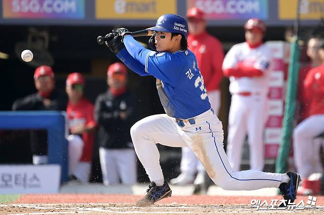 17일 오후 인천SSG랜더스필드에서 열린 ‘2026 신한 SOL KBO리그’ 삼성 라이온즈와 SSG 랜더스의 시범경기, 6회초 삼성 김성윤이 안타를 날리고 있다. 엑스포츠뉴스 DB