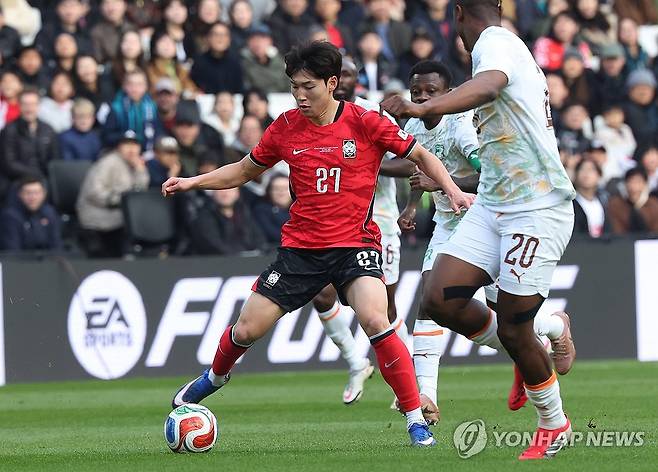 볼다툼 벌이는 배준호 (밀턴킨스[영국]=연합뉴스) 최재구 기자 = 한국축구국가대표팀 배준호 28일(현지시간) 영국 밀턴킨스 스타디움 MK에서 열린 코트디부아르와 평가전에서 볼다툼을 벌이고 있다. 2026.3.28 jjaeck9@yna.co.kr