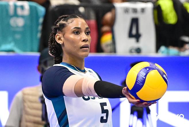 서브 준비하는 GS칼텍스의 외국인 거포 실바  [한국배구연맹 제공. 재판매 및 DB 금지]