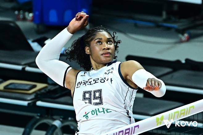 공격하는 한국도로공사의 외국인 주포 모마 [한국배구연맹 제공. 재판매 및 DB 금지]