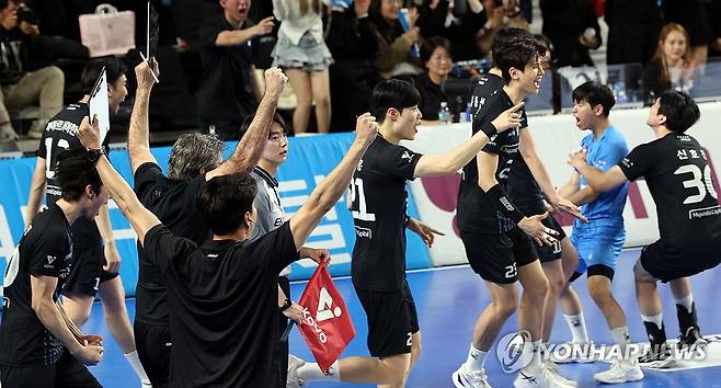 4차전 가자 (천안=연합뉴스) 양영석 기자 = 6일 천안 유관순체육관에서 열린 프로배구 챔피언결정전 3차전에서 승리한 현대캐피탈 선수들이 환호하고 있다.2026.4.6 youngs@yna.co.kr