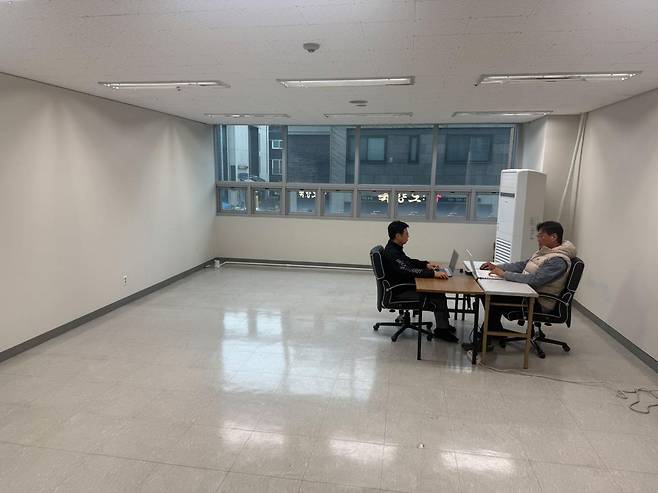 별도 공간에 배치된 KPGA 복직자들 한국프로골프협회 노동조합은 7일 부당해고 판정을 받고 복직한 직원 2명이 격리 배치된 채 업무배제 상태에 놓여있다고 밝혔다. 사진은 공실 공간에 배치된 KPGA 복직 직원들. [KPGA 노동조합 제공. 재배포 및 DB 금지]