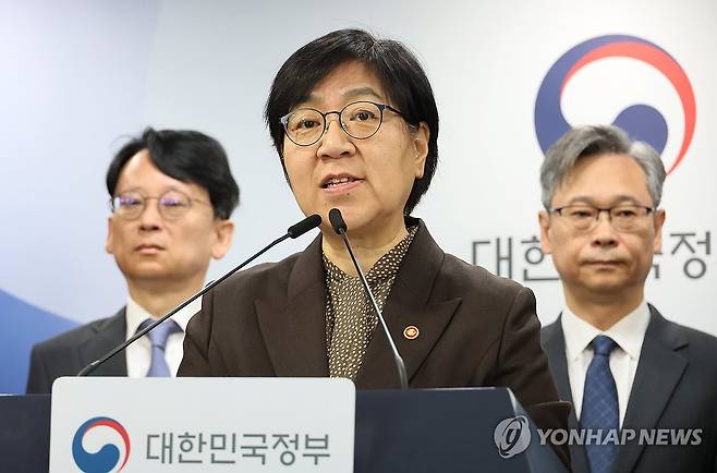 의료제품 수급대응 관계부처 합동 브리핑 (서울=연합뉴스) 이정훈 기자 = 정은경 보건복지부 장관이 7일 서울 종로구 정부서울청사에서 의료제품 수급대응 관계부처 합동 브리핑을 하고 있다. 2026.4.7 uwg806@yna.co.kr