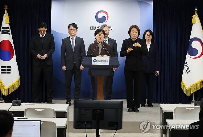 의료제품 수급대응 상황 발표하는 정은경 장관 (서울=연합뉴스) 이정훈 기자 = 정은경 보건복지부 장관이 7일 서울 종로구 정부서울청사에서 의료제품 수급대응 관계부처 합동 브리핑을 하고 있다. 2026.4.7 uwg806@yna.co.kr