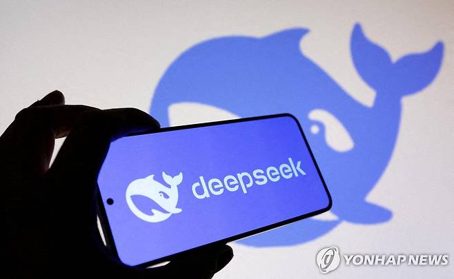딥시크 오픈AI 등 미국 인공지능(AI) 기업들은 딥시크를 비롯한 중국 기업들이 '적대적 증류' 방식으로 자신들의 AI 모델을 탈취한다고 주장하고 있다. [로이터=연합뉴스 자료사진. 재판매 및 DB 금지]