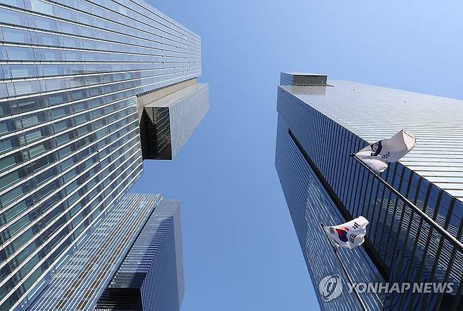 역대 최대 실적 기록한 삼성전자 (서울=연합뉴스) 류영석 기자 = 삼성전자가 올해 1분기 매출액 133조원, 영업이익은 지난해 동기보다 755% 증가한 57조2천억원으로 역대 최대 실적을 기록했다. 지난해 4분기 매출 93조원, 영업익 20조원으로 최대 실적 기록을 세운 데 이어 이번에도 깜짝 실적으로 2분기 연속 기록 경신 행진을 이어갔다.
사진은 7일 서울 서초구 삼성전자 사옥 모습. 2026.4.7 ondol@yna.co.kr