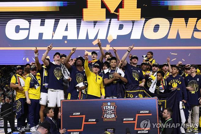우승 세리머니하는 미시간대 선수단 [게티이미지/AFP=연합뉴스]