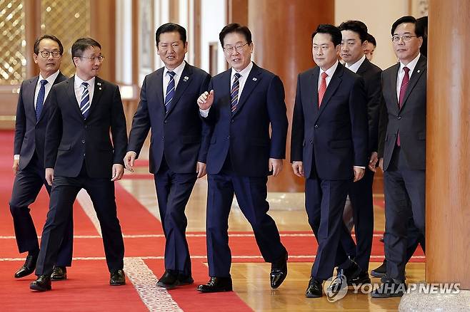 이재명 대통령, 여야정 민생경제협의체 회담 참석 (서울=연합뉴스) 김도훈 기자 = 이재명 대통령이 7일 청와대에서 열린 여야정 민생경제 협의체 회담에 더불어민주당 정청래 대표, 국민의힘 장동혁 대표 등과 입장하고 있다. 2026.4.7 superdoo82@yna.co.kr