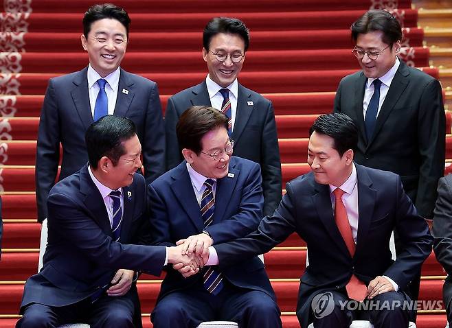 손잡은 이재명 대통령과 여야 대표 (서울=연합뉴스) 김도훈 기자 = 이재명 대통령이 7일 청와대에서 여야정 민생경제 협의체 회담에 앞서 기념촬영 중 더불어민주당 정청래 대표, 국민의힘 장동혁 대표와 손을 잡고 있다. 
    뒷줄은 왼쪽부터 강훈식 대통령비서실장, 김민석 국무총리, 홍익표 정무수석. 2026.4.7 superdoo82@yna.co.kr