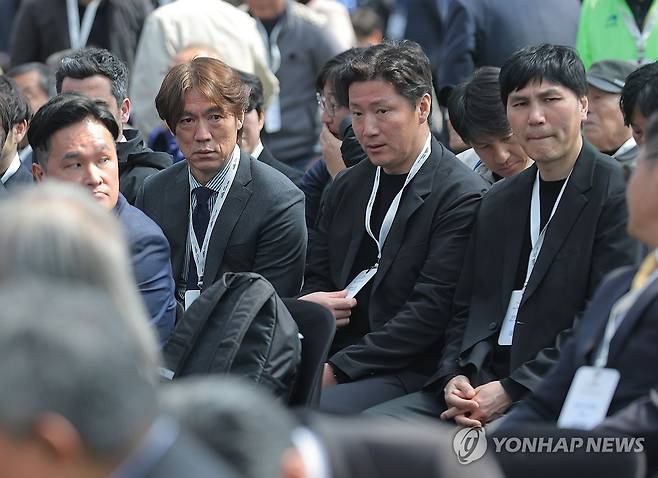 코리아풋볼파크 개관식 참석한 홍명보 감독 (천안=연합뉴스) 류영석 기자 = 7일 충남 천안 코리아풋볼파크에서 열린 공식 개관식에서 홍명보 축구 국가대표팀 감독이 참석해 김진규 코치와 대화를 나누고 있다. 2026.4.7 ondol@yna.co.kr