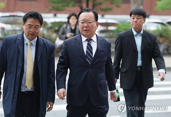 기자간담회 참석하는 김부겸 (대구=연합뉴스) 김현태 기자 = 더불어민주당 대구시장 후보로 확정된 김부겸 전 국무총리가 6일 대구 중구에서 열린 기자 간담회에 참석하고자 이동하고 있다. 2026.4.6 mtkht@yna.co.kr