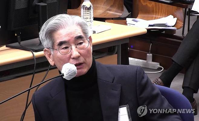 尹 내란재판 나온 김용현 "상징적 계엄"…법정서 또 尹옹호 (서울=연합뉴스) 김용현 전 국방부 장관이 12·3 비상계엄이 '경고성 계엄'이었다는 윤석열 전 대통령 주장을 두둔하는 증언을 형사재판에서 재차 내놨다. 김 전 장관은 30일 서울중앙지법 형사합의25부(지귀연 부장판사) 심리로 열린 윤 전 대통령의 내란 우두머리 혐의 사건 공판에 증인으로 출석했다. 사진은 이날 출석한 김 전 장관의 모습. 2025.12.30 [서울중앙지법 제공. 재판매 및 DB금지] photo@yna.co.kr