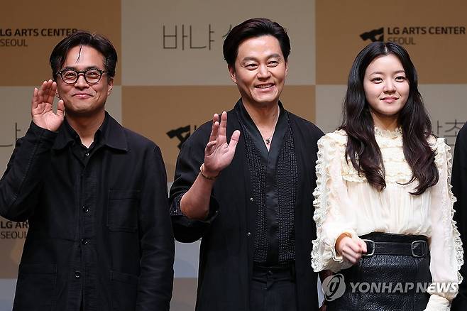 연극 '바냐 삼촌'의 손상규-이서진-고아성 (서울=연합뉴스) 류효림 기자 = 손상규 연출(왼쪽부터), 배우 이서진, 고아성이 7일 서울 강서구 LG아트센터에서 열린 '바냐 삼촌' 제작발표회에서 포즈를 취하고 있다. 2026.4.7 ryousanta@yna.co.kr