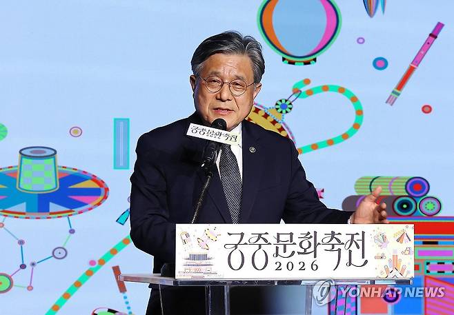 환영사 하는 허민 국가유산청장 (서울=연합뉴스) 김주형 기자 = 허민 국가유산청장이 7일 서울 중구 한국의집 민속극장에서 열린 '2026 궁중문화축전' 기자간담회에서 환영사 하고 있다.
'궁중문화축전'은 매년 봄·가을에 고궁을 배경으로 다양한 전시, 체험, 공연을 선보인다. 올해 봄 행사는 '궁, 예술을 깨우다'라는 주제로 오는 25일부터 다음 달 3일까지 경복궁·창덕궁·덕수궁·창경궁·경희궁 등 서울의 주요 궁궐과 종묘에서 열린다. 2026.4.7 kjhpress@yna.co.kr