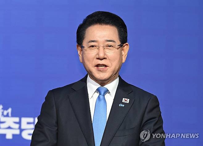 발언하는 김영록 후보 (광주=연합뉴스) 조남수 기자 = 31일 광주 서구 KBS광주총국 공개홀에서 열린 더불어민주당 전남광주특별시장 경선 방송토론회에서 김영록 경선 후보가 발언하고 있다. 2026.3.31 iso64@yna.co.kr