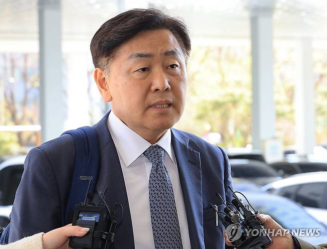 법원 출석하며 질문에 답하는 김관영 지사 (서울=연합뉴스) 최재구 기자 = '현금 살포 의혹'으로 더불어민주당에서 제명된 김관영 전북특별자치도지사가 7일 제명 효력정지 가처분 사건 심문에 참석하기 위해 서울 남부지법으로 들어서며 취재진의 질문에 답하고 있다. 2026.4.7 jjaeck9@yna.co.kr