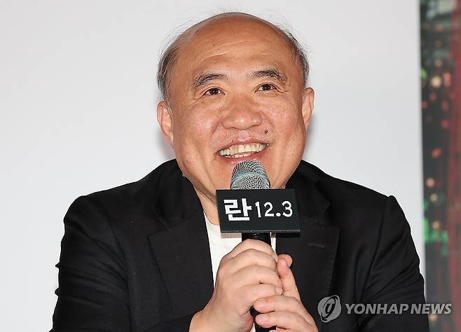 인사말하는 조성우 음악감독 (서울=연합뉴스) 이재희 기자 = 2024년 12월 3일 비상계엄 선포 기록을 담은 다큐멘터리 영화 '란12.3' 시사 간담회가 열린 7일 서울 CGV 용산아이파크몰점에서 조성우 음악감독이 인사말을 하고 있다. 2026.4.7 scape@yna.co.kr