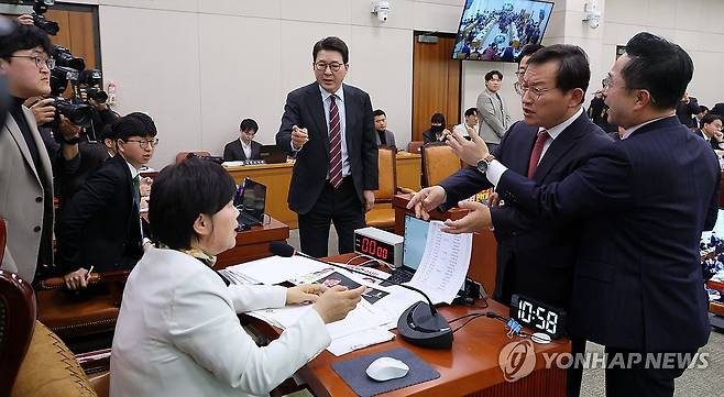 조작기소 국조특위 '충돌' (서울=연합뉴스) 이동해 기자 = 국민의힘 김형동 간사가 7일 국회에서 열린 '윤석열정권 정치검찰조작기소 의혹사건 진상규명' 국정조사특별위원회 전체회의에서 서영교 위원장에게 항의하고 있다. 2026.4.7 eastsea@yna.co.kr