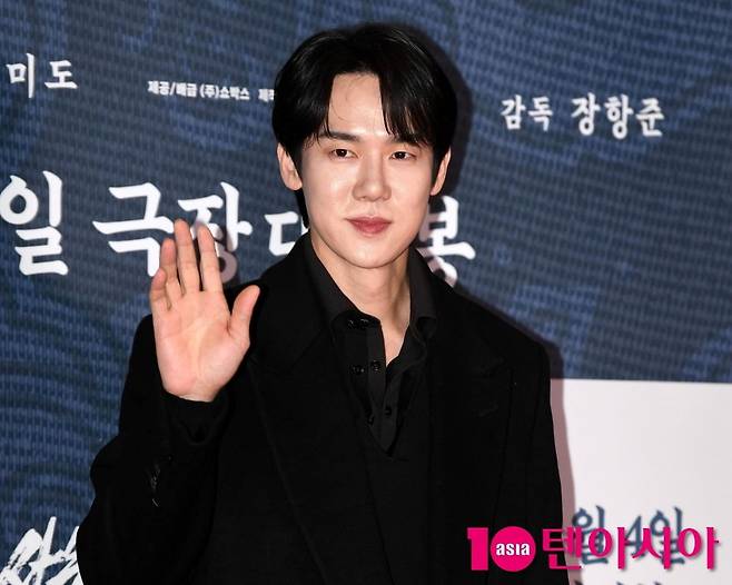 유연석이 공식 석상에서 포즈를 취하고 있다./사진=텐아시아DB