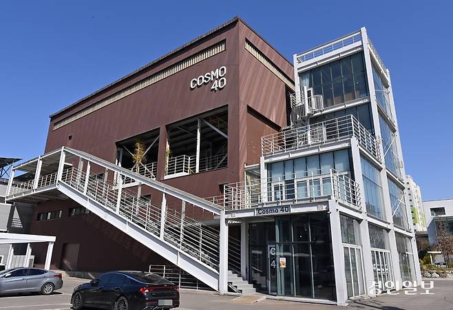 인천 서구 가좌동에 위치한 복합문화공간 ‘코스모40’은 2015년 철거를 앞둔 화학공장을 리모델링했다. 2026.4.8 /김용국기자 yong@kyeongin.com