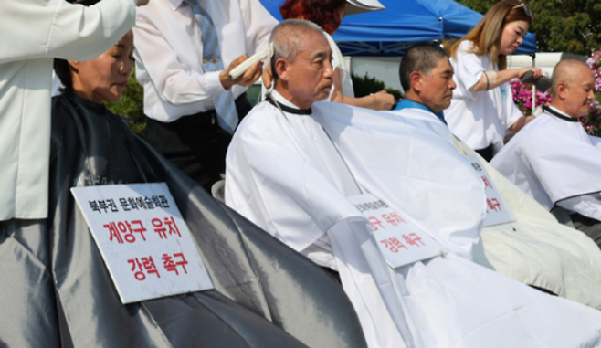 ▲&nbsp;2024년 7월1일 인천시청 앞에서 윤환(왼쪽 두번째)계양구청장과 시민단체 대표들이 북부권 문화예술회관 계양구 유치를 강력 촉구하며 삭발을 하는 모습. /이재민 기자 leejm@incheonilbo.com