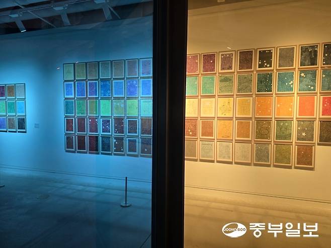 박미나 작가의 체험 프로그램 작품 '색깔프로젝트' 중. 이준도기자