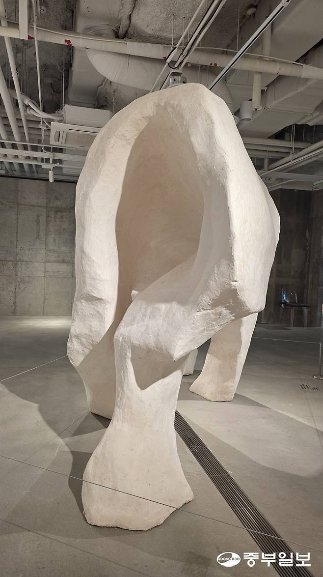 엄정순 작가의 작품 '얼굴 없는 코끼리'. 이준도기자