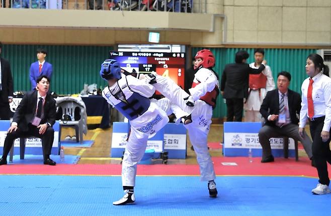 8일 양평실내체육관서 열린 제55회 전국소년체육대회 선발전 여자 15세 이하부 44㎏급 경기서 부천부흥중의 장아연이 발차기를 시도하고 있다. 사진=경기도태권도협회