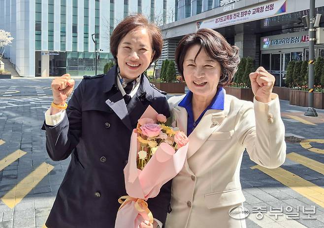 8일 유은혜 경기도교육감 예비후보(사진 왼쪽)가 전날더불어민주당 경기도지사 최종 후보로 선출된 추미애 후보를 만나 서로 인사를 나눈 뒤 기념촬영을 하고 있다. 이성관 기자