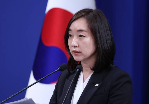 전은수 신임 대변인이 3일 청와대 춘추관에서 출퇴근 시간대 대중교통 혼잡 완화 대책 관련 브리핑을 하고 있다. /연합뉴스