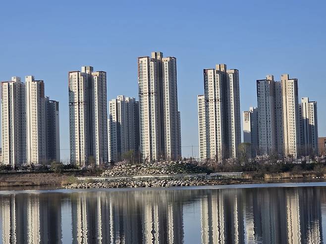 봄을 맞아 저어새가 둥지를 튼 송도국제도시 앞 저어새 인공섬.