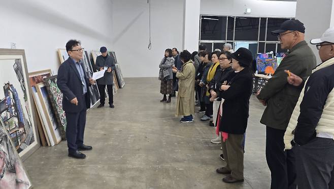 제42회 무등미술대전 심사를 진행하고 있는 모습.