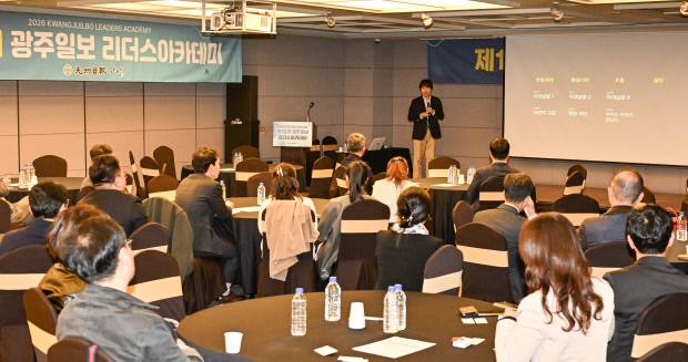 채사장 작가가 7일 광주시 서구 치평동 브리브 광주 바이 롯데호텔에서 열린 제14기 광주일보 리더스 아카데미에서 ‘인문학적 사유와 성장, 나와 세계’를 주제로 강의하고 있다.  /최현배 기자 choi@kwangju.co.kr