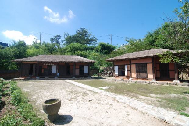 복원된 청마 생가 모습 <통영시 제공>
