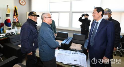 ◇우상호 더불어민주당 강원도지사 예비후보가 7일 강릉시보훈회관에서 최진영 강릉시보훈단체협의회장을 비롯한 보훈 단체와의 간담회를 갖고 회관을 살펴보고 있다. 간담회에는 박용철 고엽제전우회 지회장, 최남규 무공수훈자회 지회장, 정래순 월남참전자회 지회장, 함영근 특수임무유공자회 지회장 등이 참석했다. 강릉=권태명기자