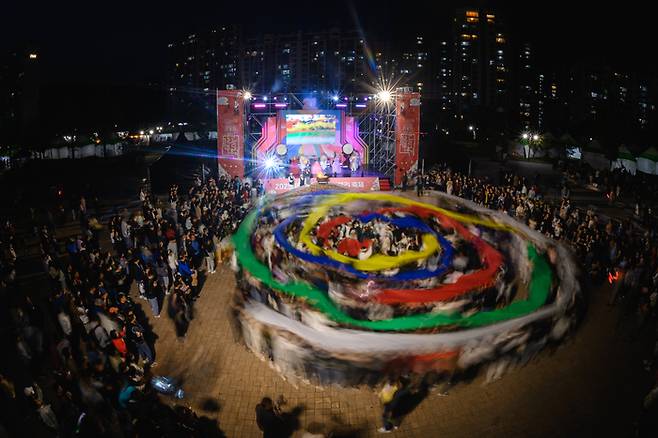 제22회 울산쇠부리축제가 '뜨거운 두드림! 불꽃으로 피어나라!'를 주제로 5월 8일부터 10일까지 사흘간 달천철장과 북구청 광장 일원에서 열린다. 울산 북구 제공