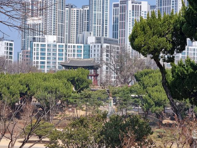 관풍루. 고층아파트를 배경으로 서 있는 모습이 되려 아름답다.