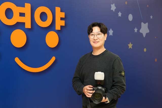 김민수 영양군 지방전문경력관이 늘 지니고 다니는 카메라를 들고 포즈를 취하고 있다. 김도훈 기자