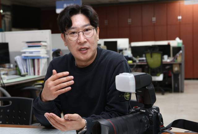 김민수 영양군 지방전문경력관이 군정홍보에 관한 이야기를 들려주고 있다. 김도훈 기자