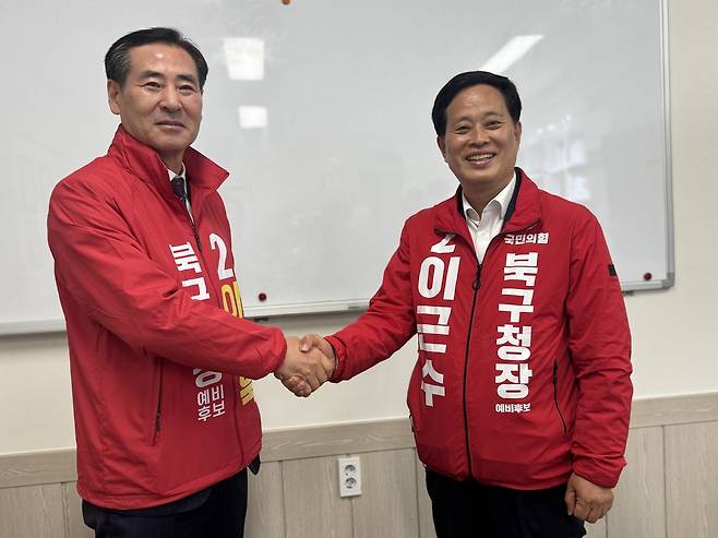 국민의힘 이근수(오른쪽)·이동욱 대구 북구청장 예비후보가 지난 7일 단일화에 합의했다. /이근수 예비후보 캠프 제공