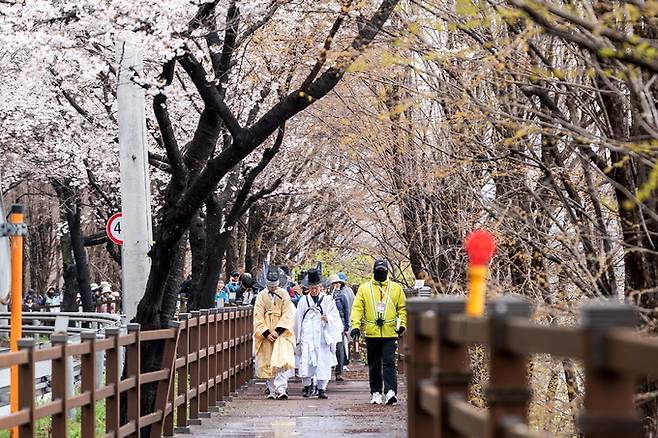 ▲ 서울 경복궁에서 출발한 '제6회 퇴계선생 마지막 귀향길 재현행사'가 반환점을 넘어 순조롭게 이어지고 있다.