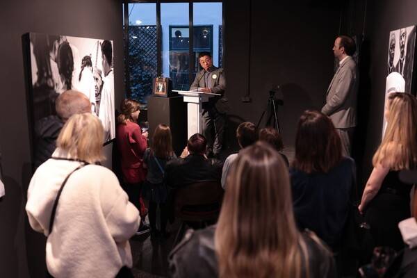 프란치스코 교황 선종 1주년을 기념하는 양종훈 사진가의 '교황님의 미소' 사진전이 예술의 도시 오스트리아 비엔나 툴립 아트 갤러리(Toolip Art Gallery)에서 4월 16일까지 열리고 있다. 지난 7일 열린 개막식에서 인사말 중인 양종훈 사진가