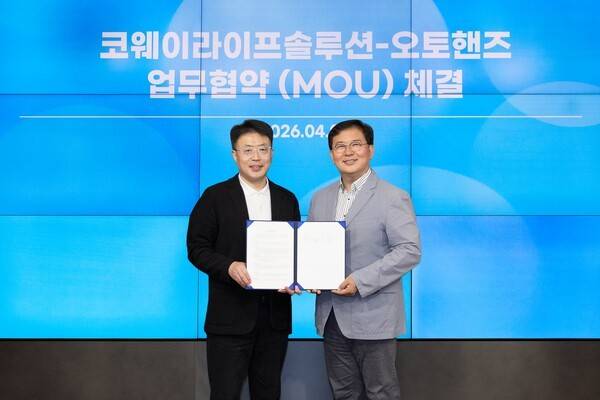 지난 7일 서울 구로구 지타워에서 진행된 업무협약식에서 김명곤 코웨이라이프솔루션 대표이사(왼쪽)와 김성준 오토핸즈 대표이사가 기념 촬영을 하고 있다. [출처=코웨이라이프솔루션]