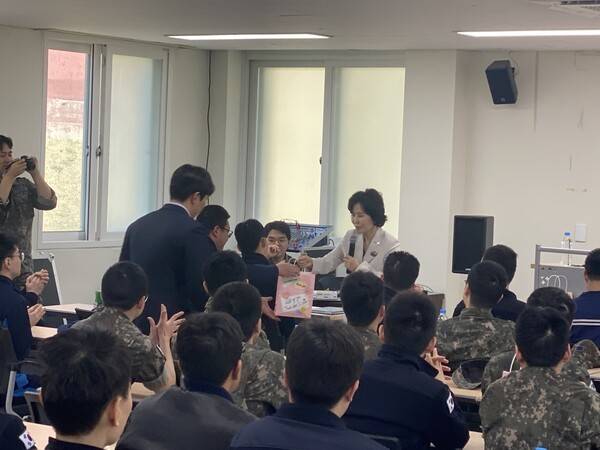 퀴즈를 맞춘 장병에게 경품을 증정하는 김은경 위원장. [출처=EBN 김남희 기자 ]