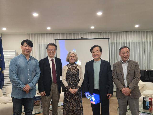 (왼쪽부터) 이탈리아 요리 전문가 안토니오 심 셰프, 이탈리아 공인 건축사 정태남 박사, 에밀리아 가토 주한이탈리아대사, 한봉수 국제언어대학원대학교(IGSE) 특임교수, 이병승 주한 루마니아 명예영사[사진=장성원 기자]